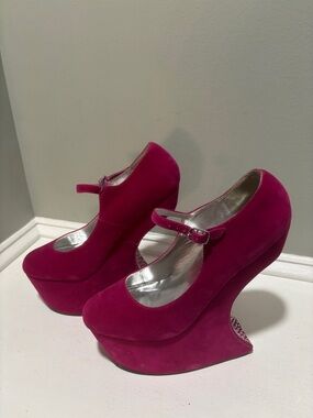 Bumper Women’s Fuschia Faux Suede Platform Mary Jane High Heels-size 10